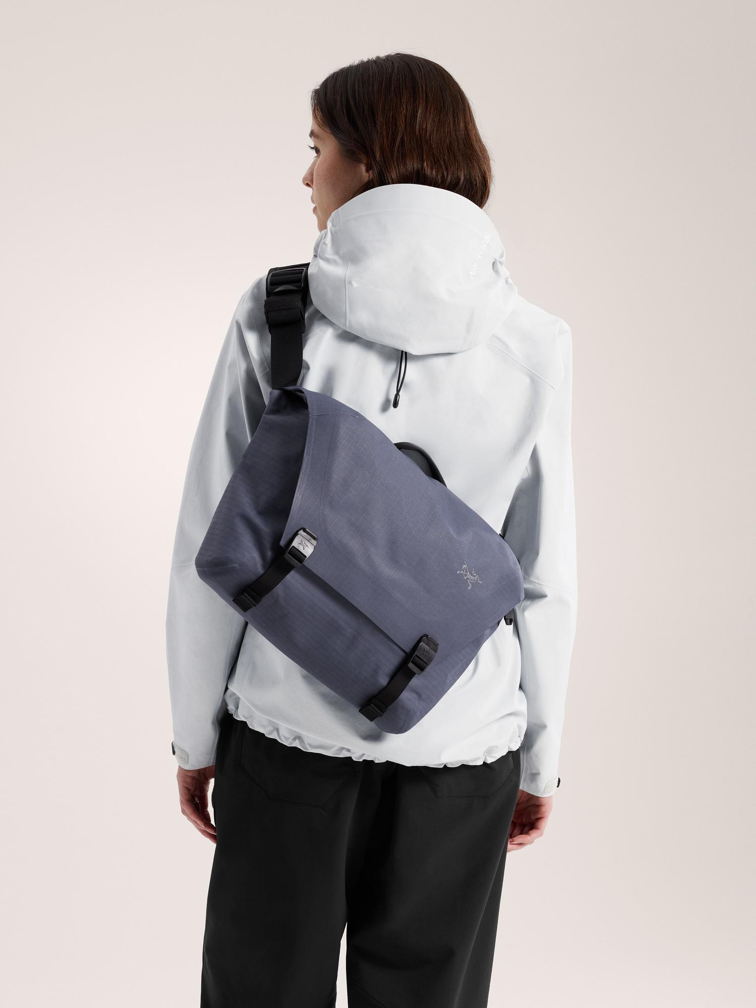 Granville 10 Courier Bag by ARC'TERYX | jellibeans Granville 10 Courier Bag by ARC'TERYX | jellibeans