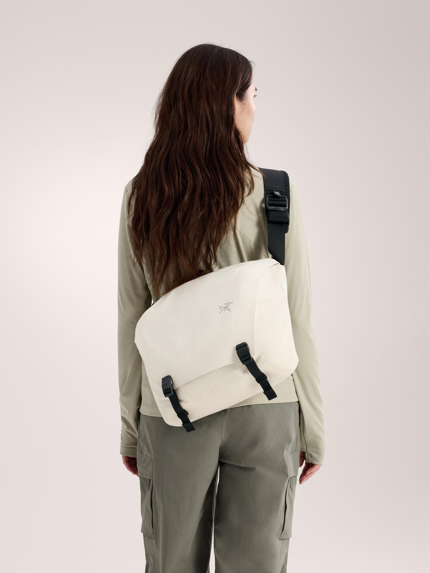 Granville 10 Courier Bag by ARC'TERYX | jellibeans
