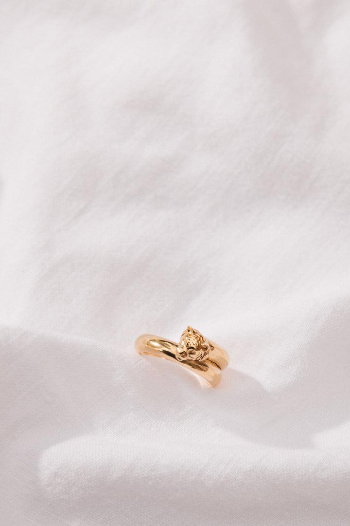 Golden cabriole ring by BALZAC PARIS