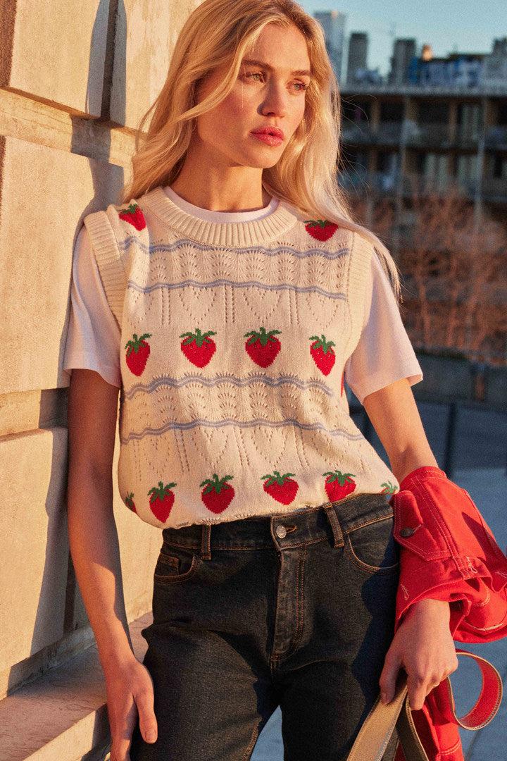 Priska ecru sweater and red strawberries by BALZAC PARIS
