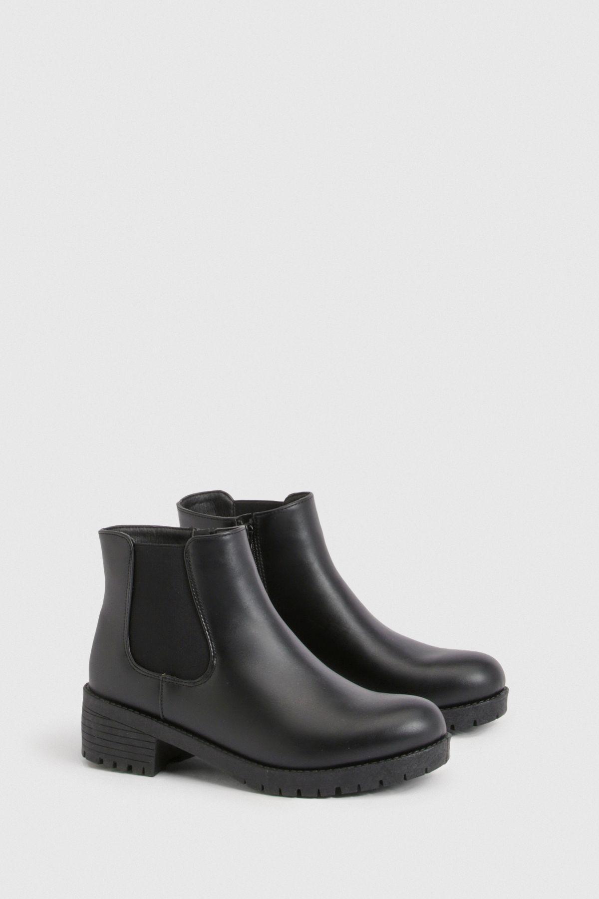 Basic Low Chelsea Boots by BOOHOO
