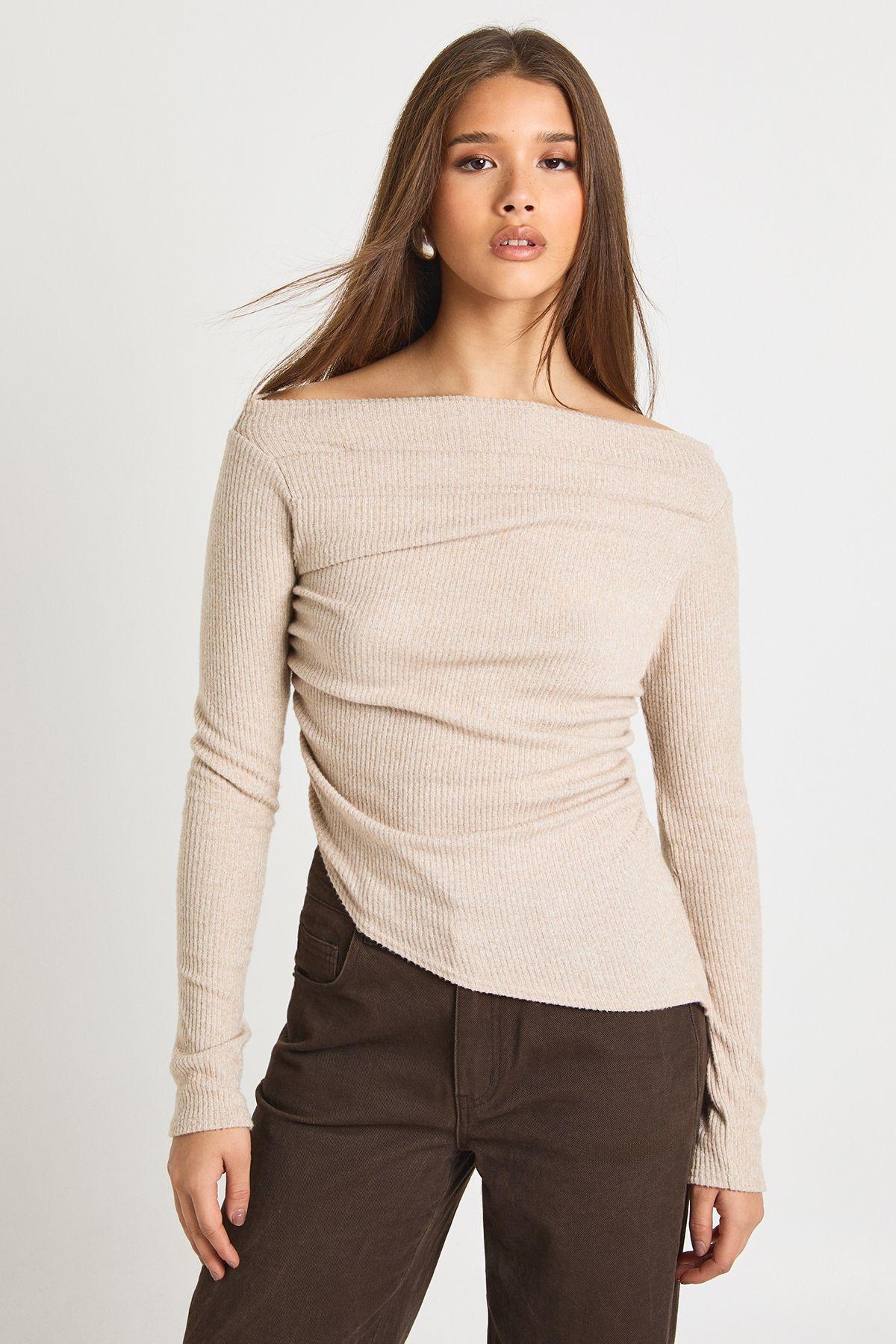 Chunky Rib Asym Hem Drape Top by BOOHOO