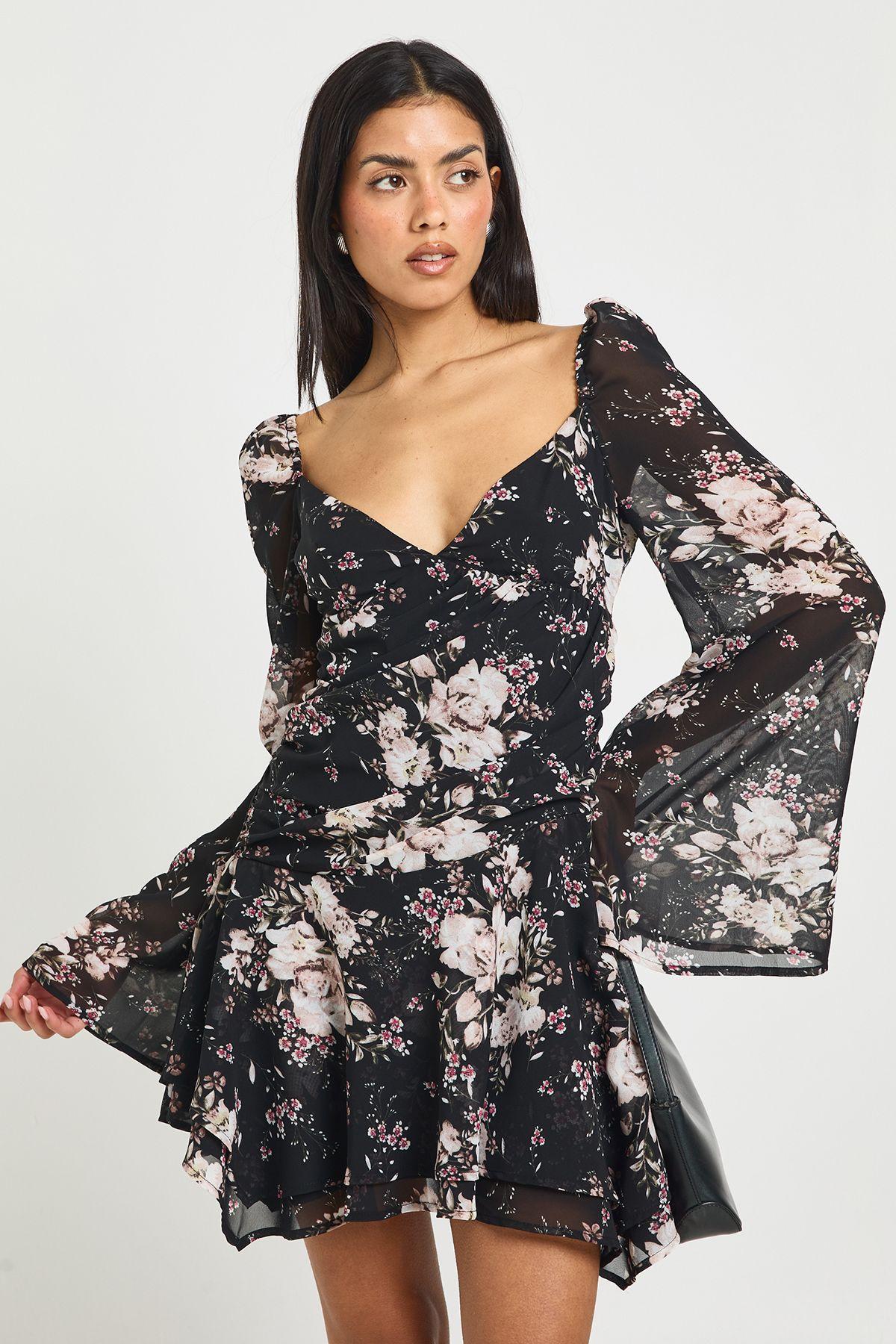 Floral Ruched Sweetheart Pleated Skater Dress by BOOHOO