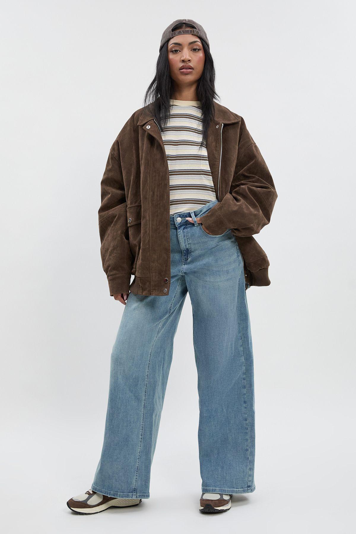 Mid Waist Y2K Wide Leg Jean by BOOHOO
