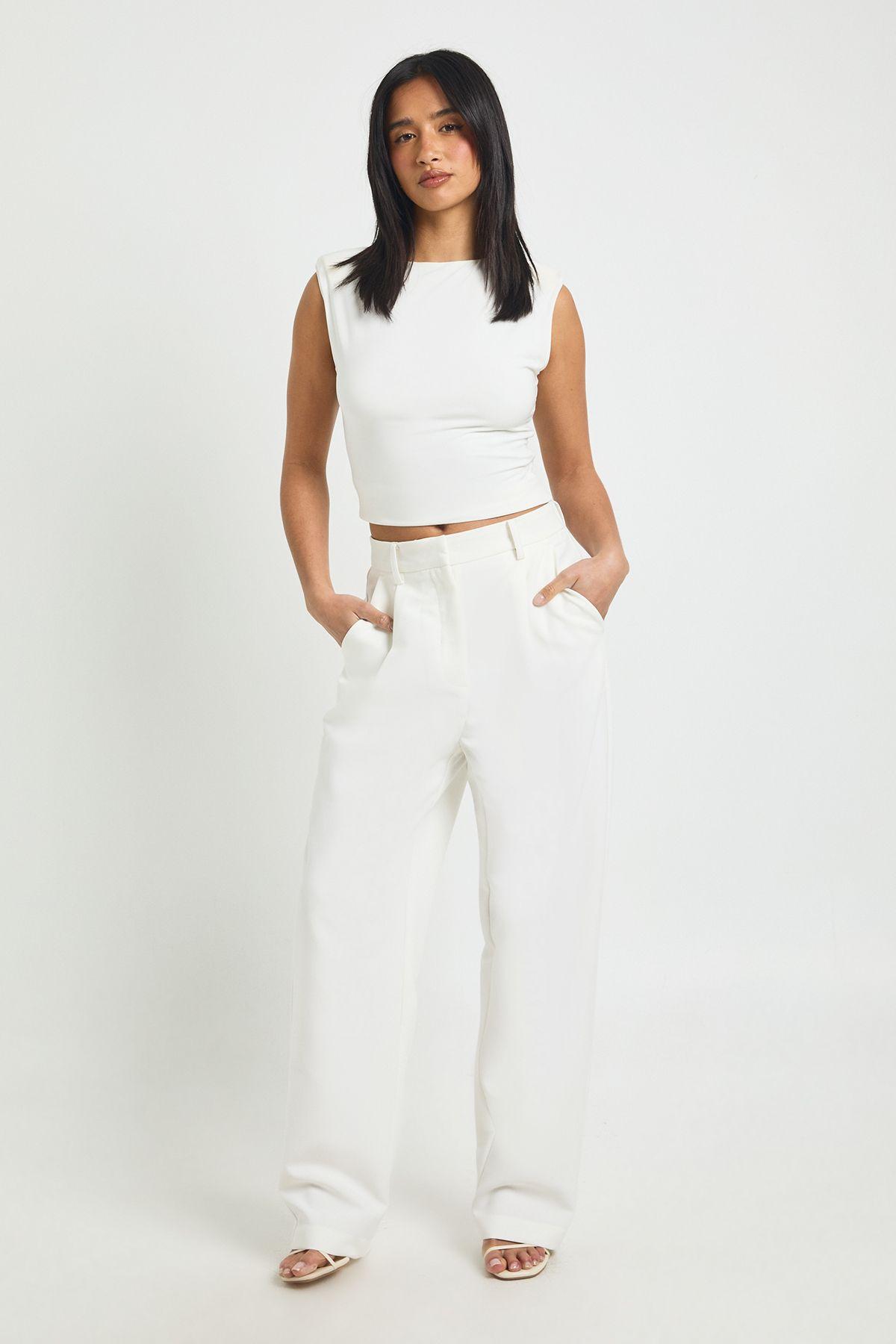 Petite Essential Straight Leg Tailored Trousers by BOOHOO