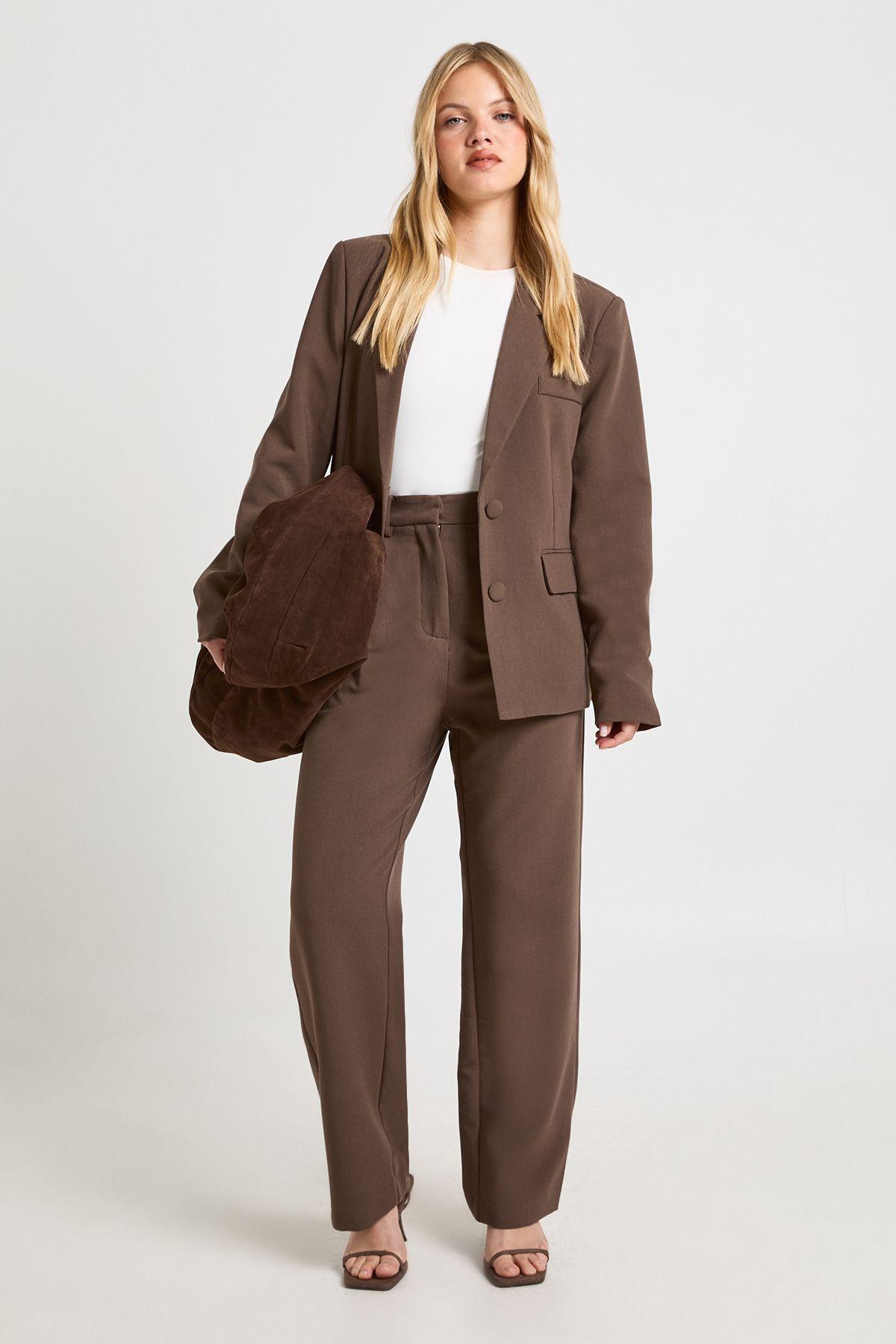 Petite Essential Straight Leg Tailored Trousers by BOOHOO