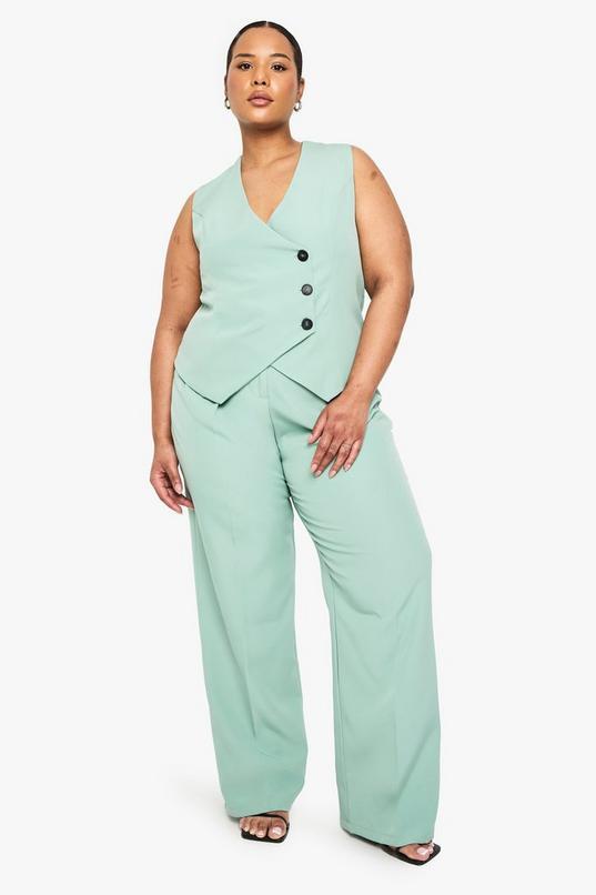 Plus Pleated Woven Wide Leg Tailored Trouser by BOOHOO
