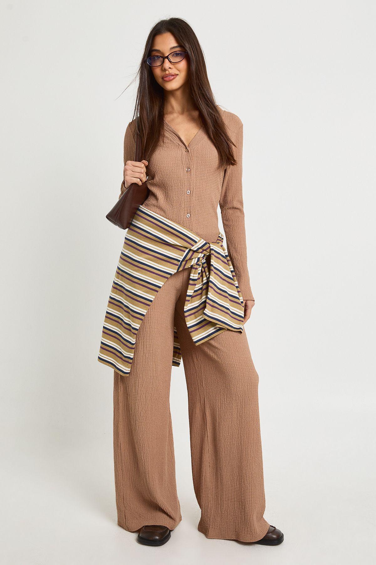 Textured Wide Leg Trouser by BOOHOO