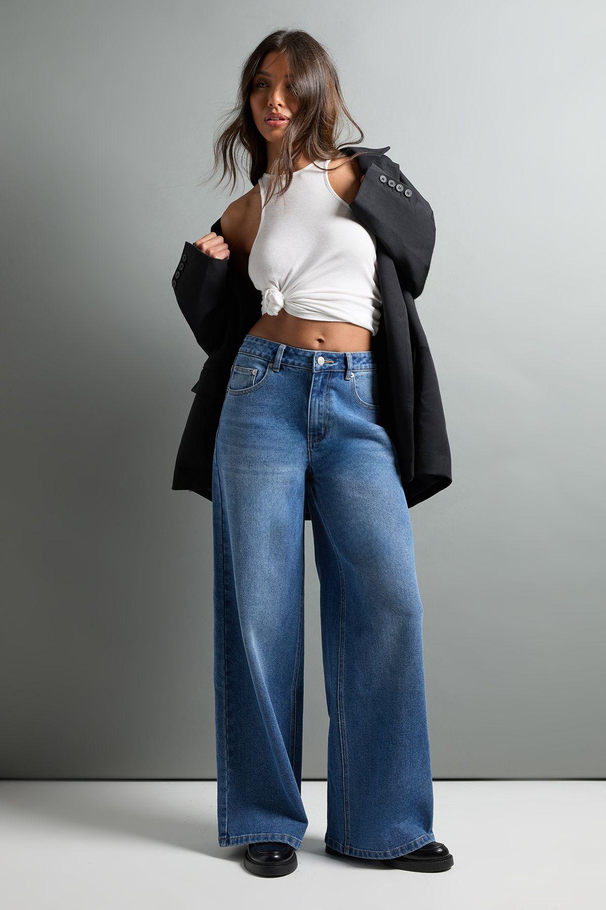 The Mid Waist Wide Leg Jean by BOOHOO