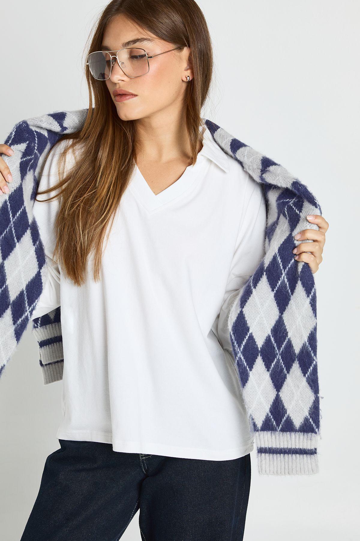 V Neck Oversized T-Shirt by BOOHOO