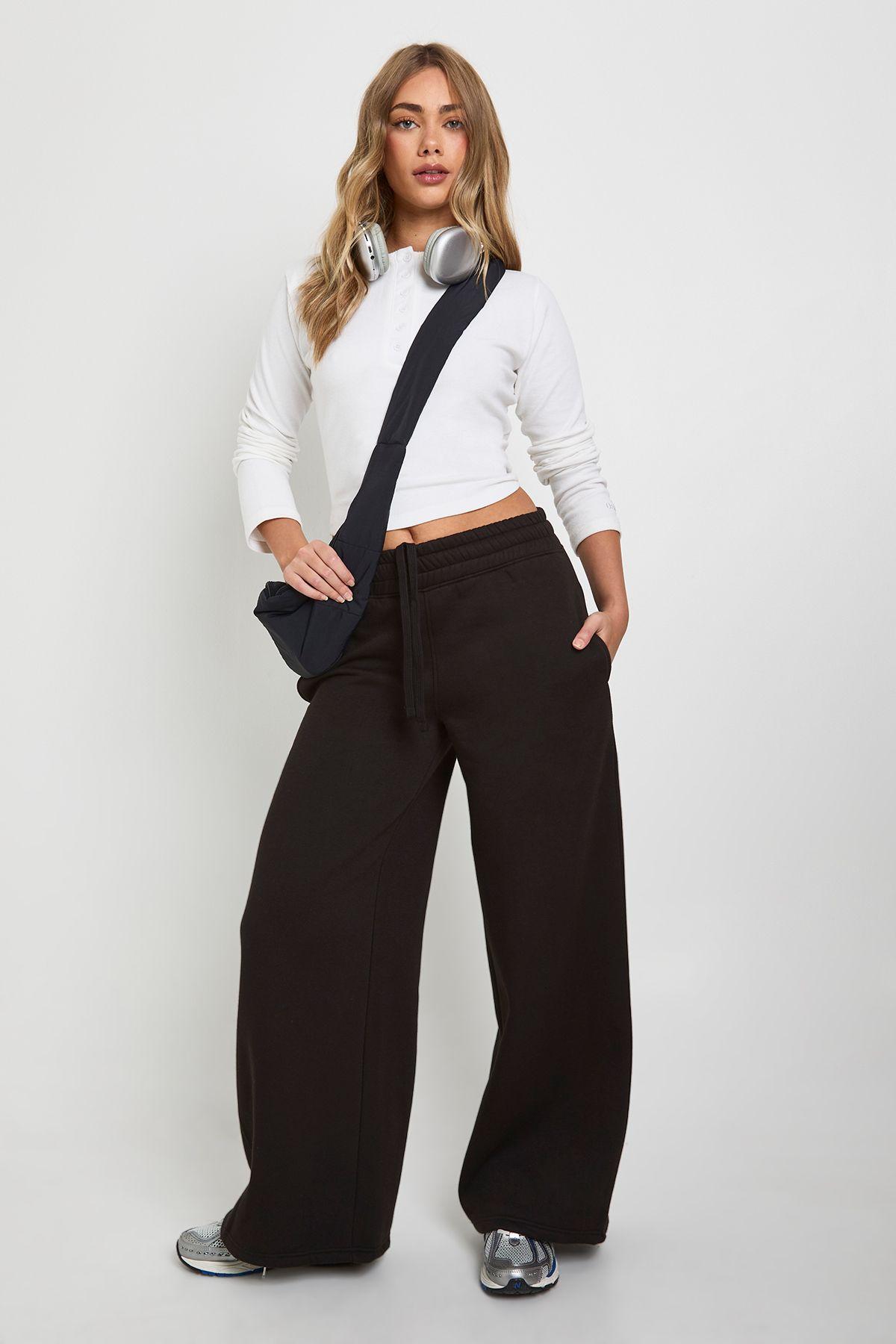 Wide Leg Jogger by BOOHOO