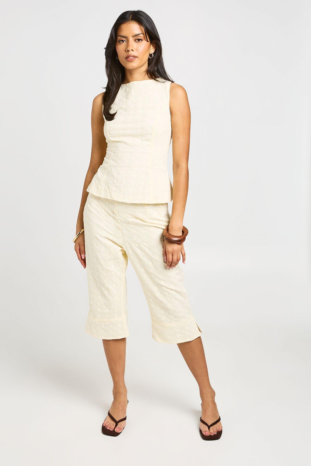 Woven Broderie Capri by BOOHOO