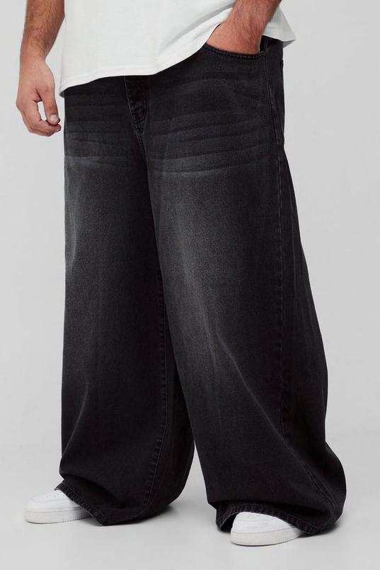 Essential Wide Fit Jeans by BOOHOOMAN