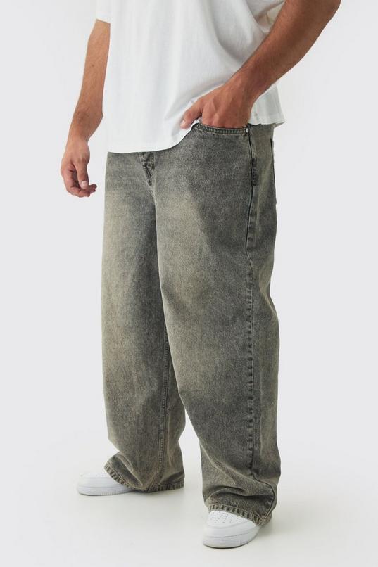 Plus Essential Relaxed Fit Jeans by BOOHOOMAN