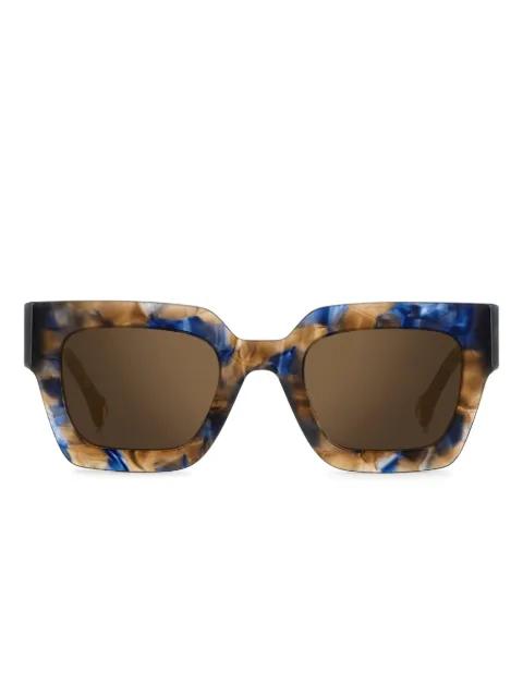 Her square sunglasses by CAROLINA HERRERA