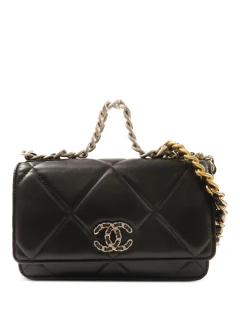 19 diamond quilting shoulder bag by CHANEL 