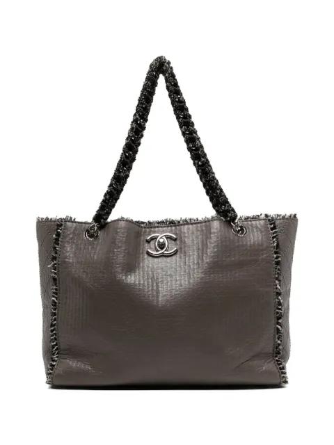 2009 logo-clasp leather tote bag by CHANEL 