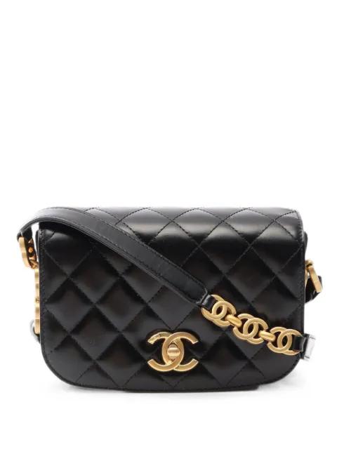 2021s quilted shoulder bag by CHANEL 