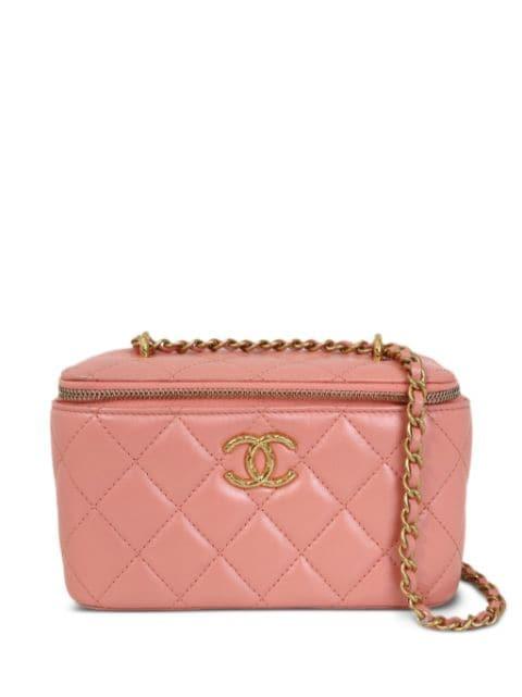 CC quilted handbag by CHANEL 