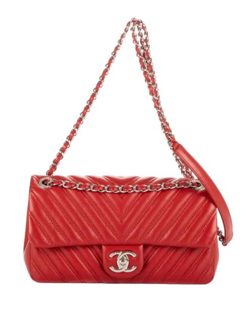 Classic Flap shoulder bag by CHANEL 