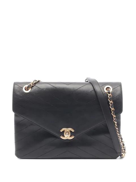 chain shoulder bag by CHANEL 