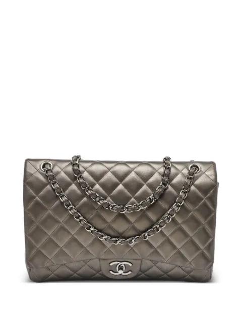 diamond-quilted shoulder bag by CHANEL 
