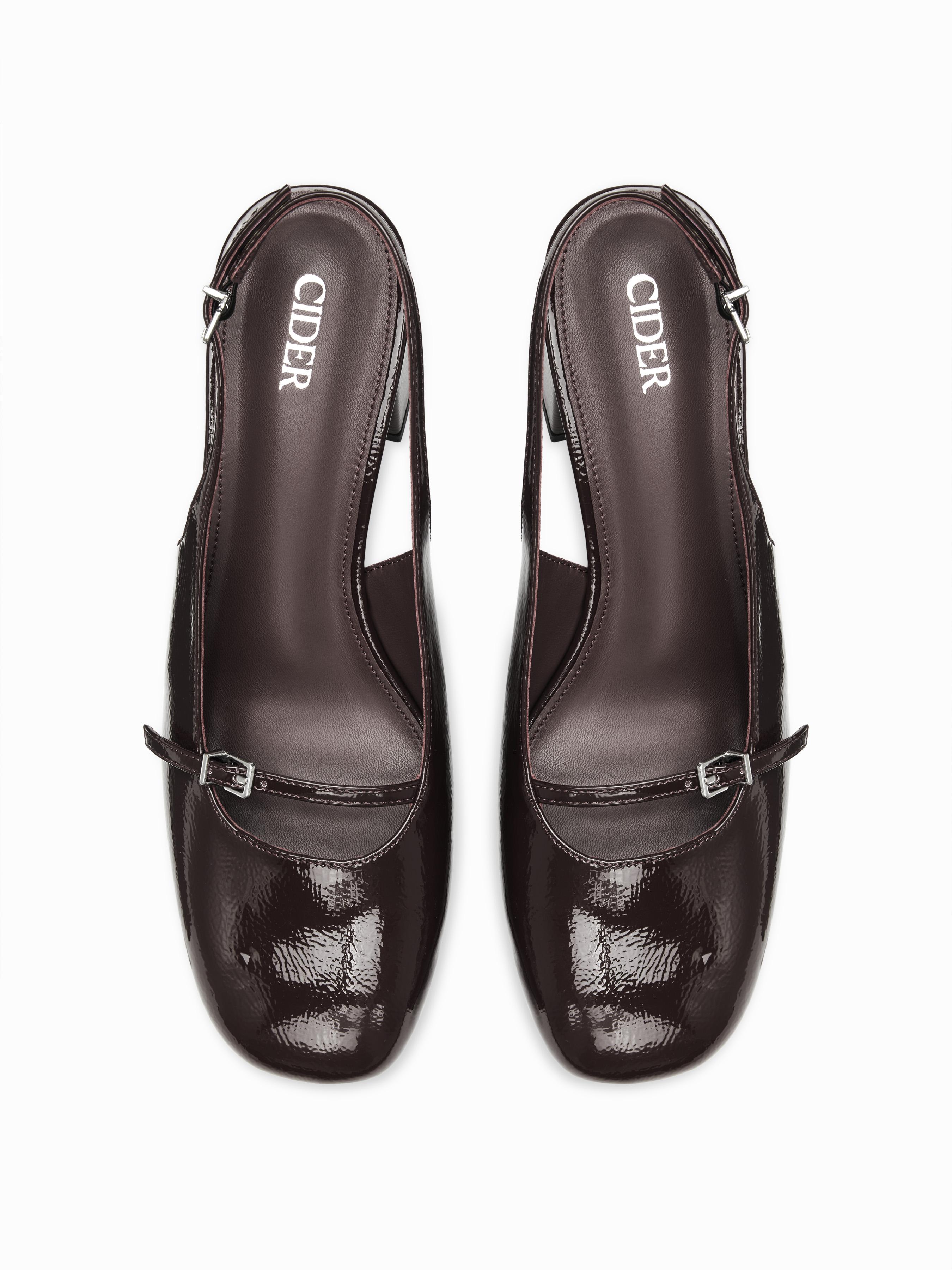 Einstellbare Riemen-Slingback-Stiefel mit kräftigen Absätzen by CIDER