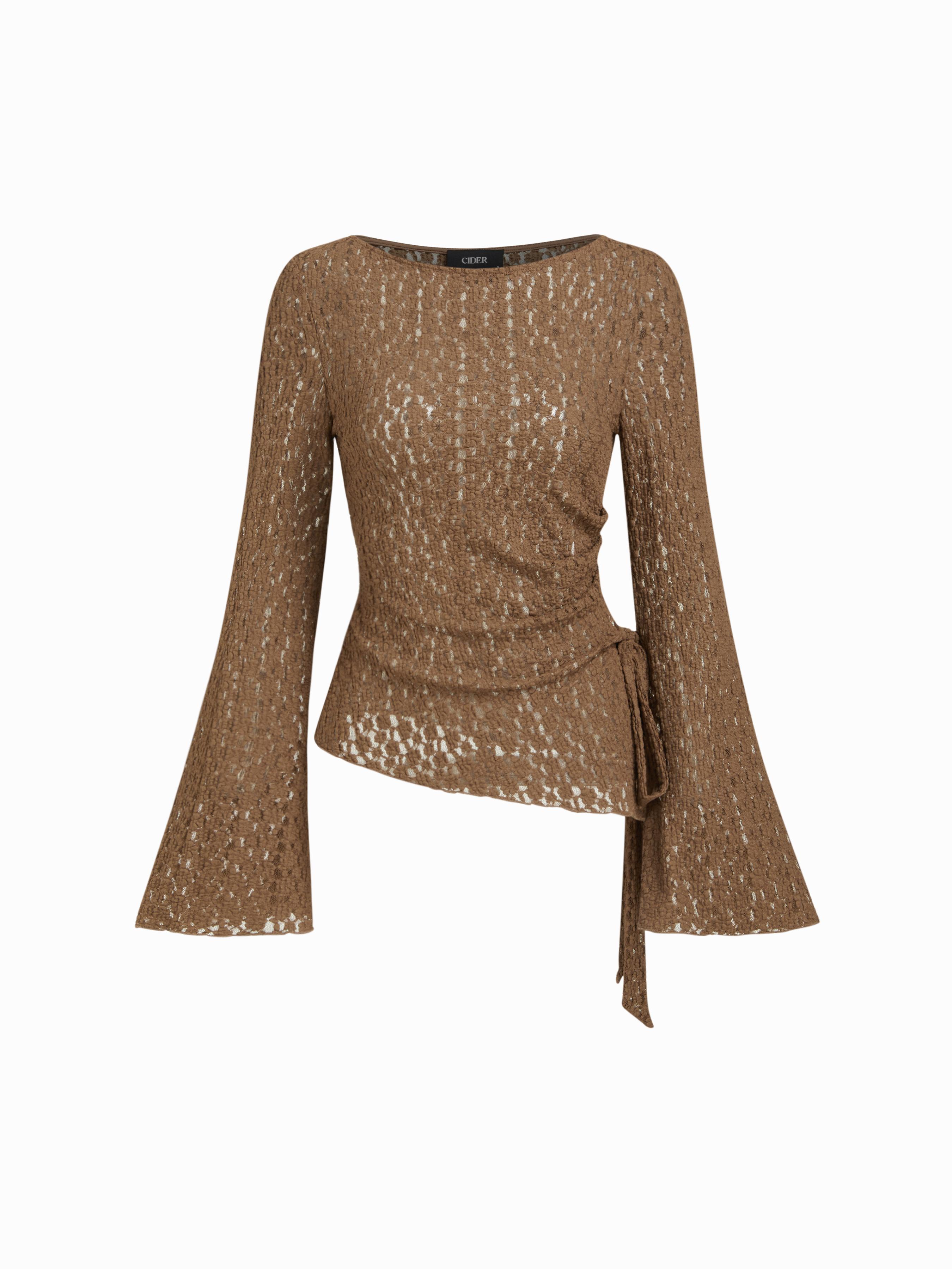 Haut en dentelle à col bateau, fleuri, plissé, à bordure asymétrique et manches campaniformes by CIDER Haut en dentelle à col bateau, fleuri, plissé, à bordure asymétrique et manches campaniformes by CIDER