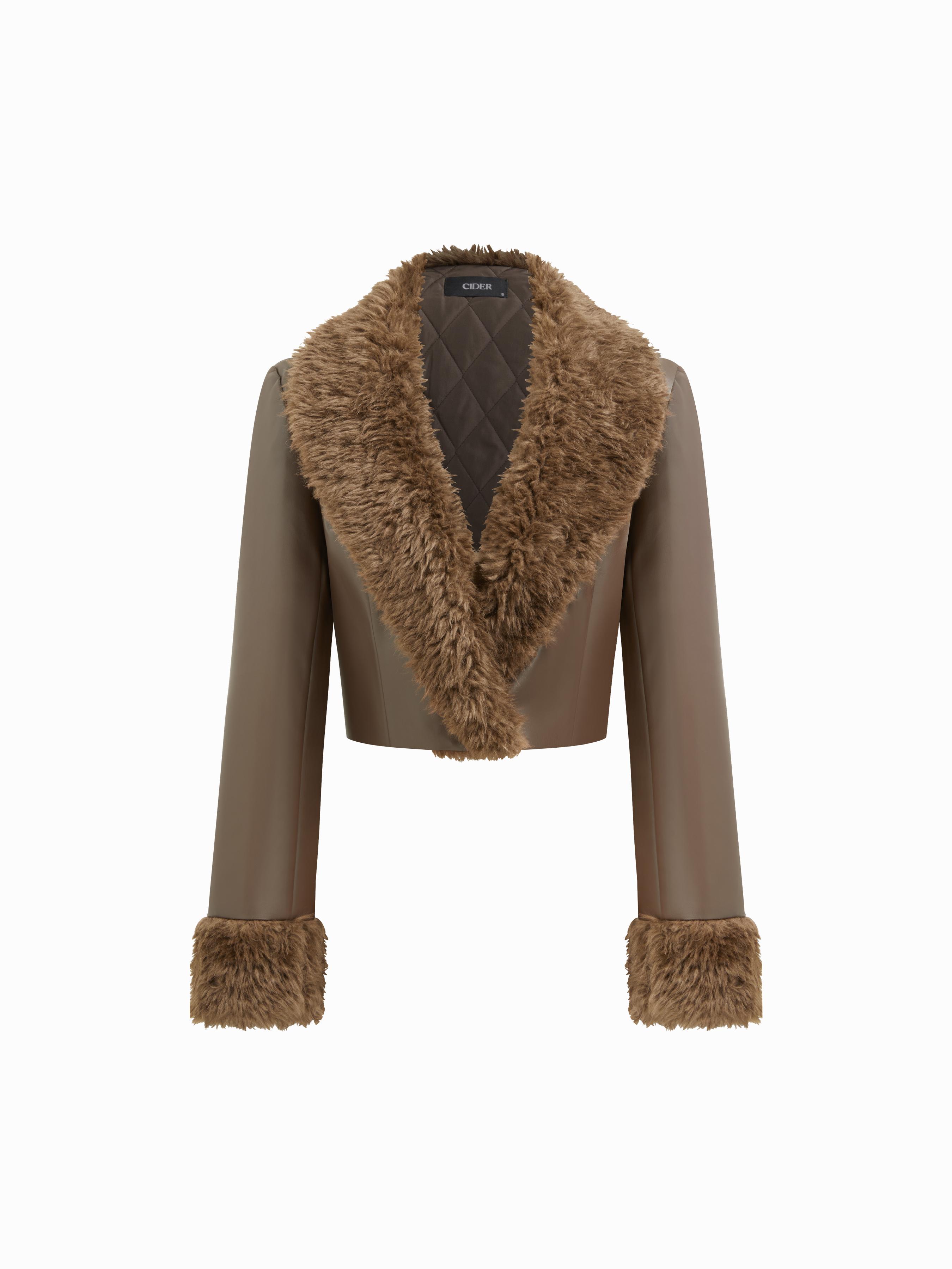 Kurz geschnittener Jacken mit Faux-Lederkragen und Faux-Fellbesatz und Knöpfen by CIDER