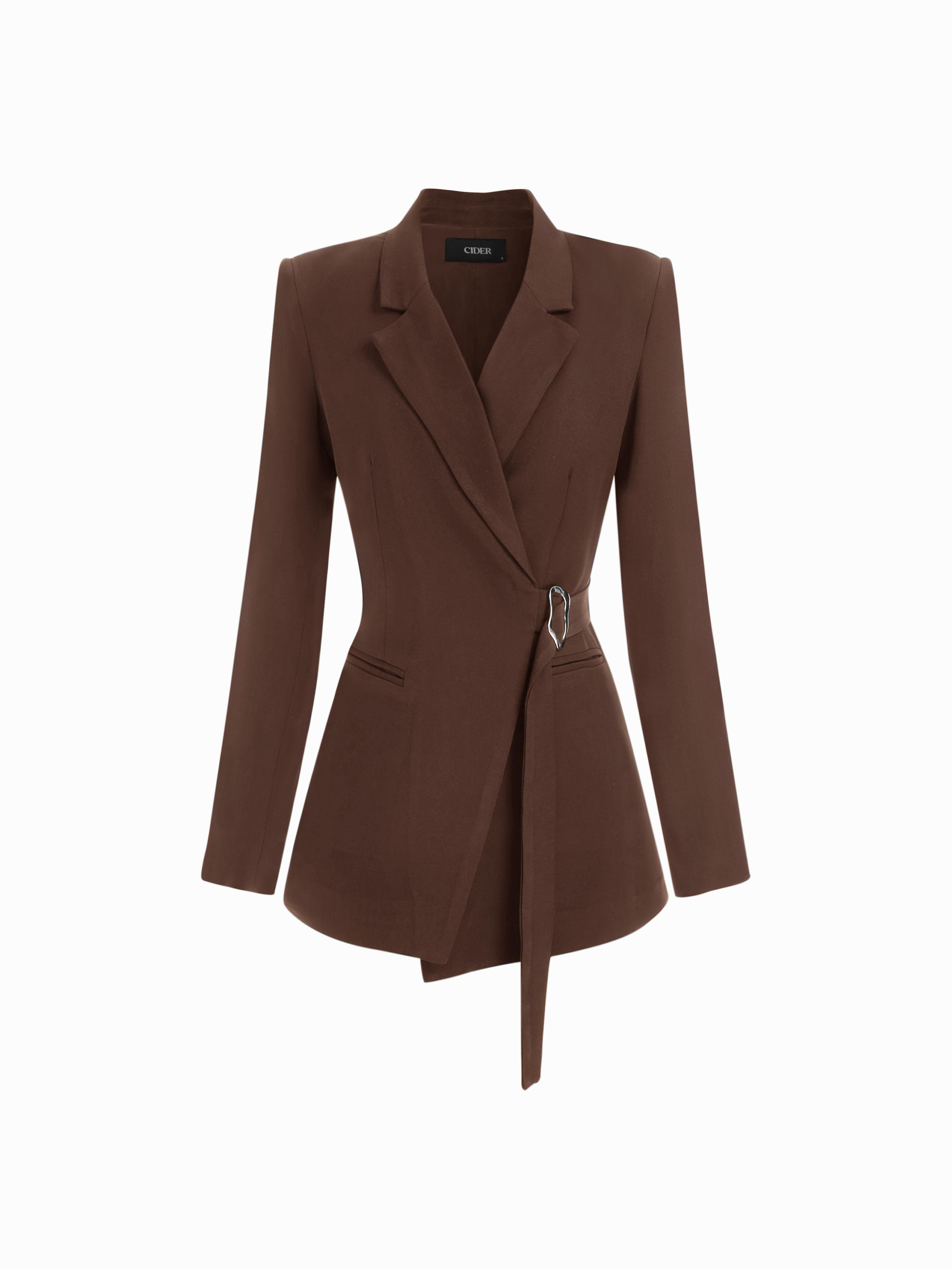 Langärmliger Blazer mit Kragen, einfarbig und mit Gürtel und Metall-Details by CIDER