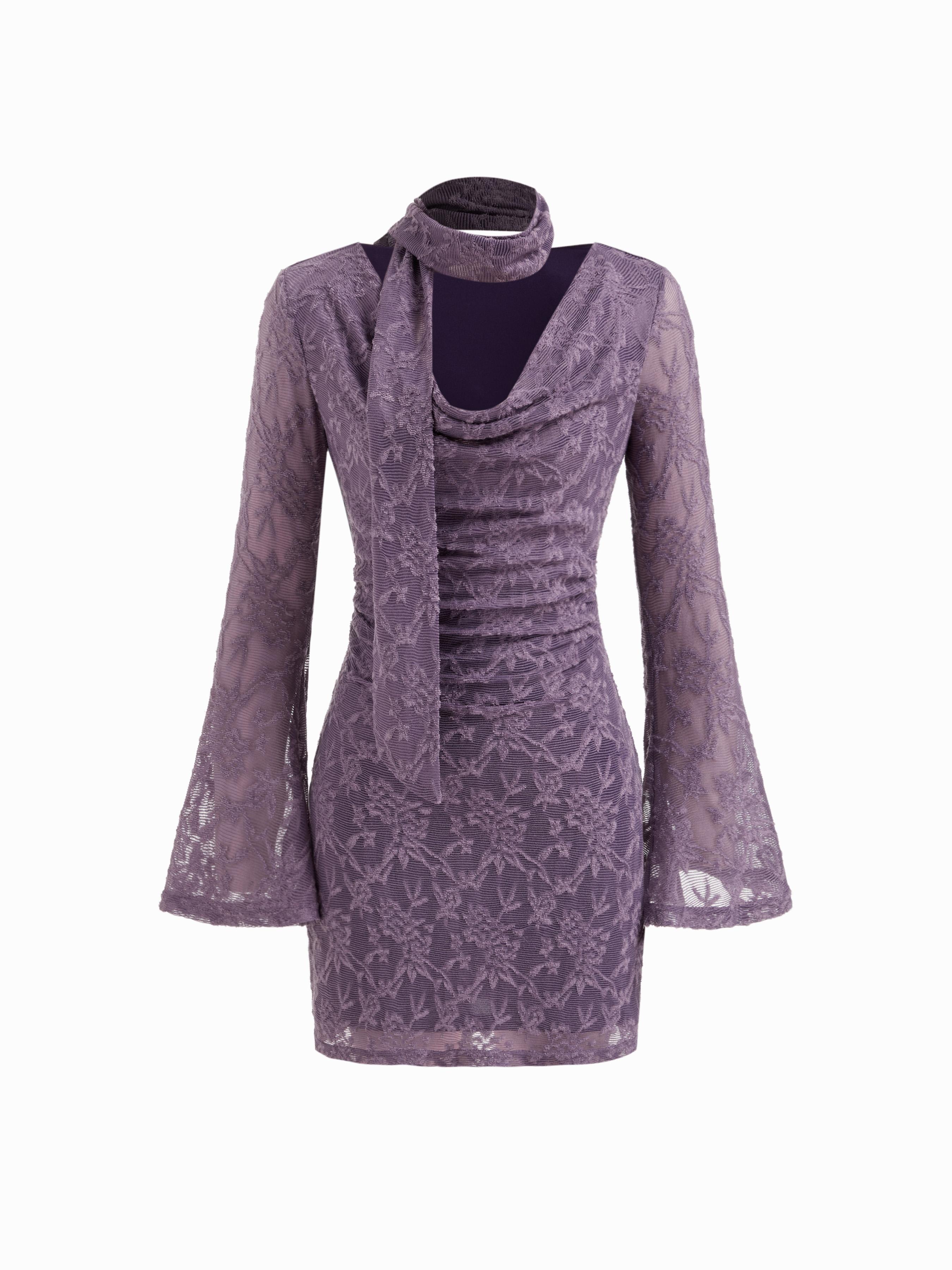 Robe courte en dentelle à col en capuchon et plissée avec foulard by CIDER Robe courte en dentelle à col en capuchon et plissée avec foulard by CIDER