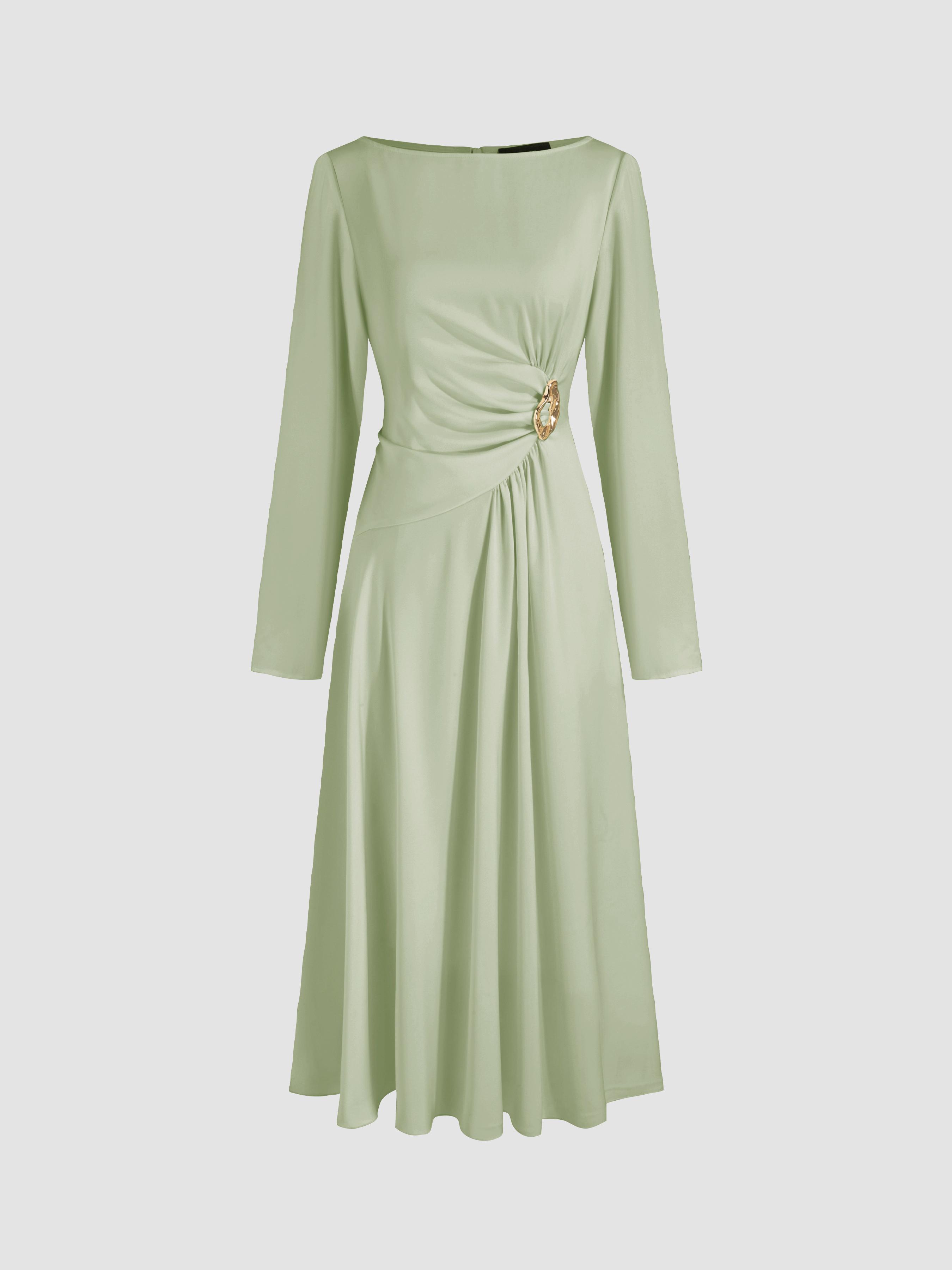 Satin-Midi-Kleid mit Bootshals, Metallakzenten, Rüschen, Knoten und Spitzen by CIDER