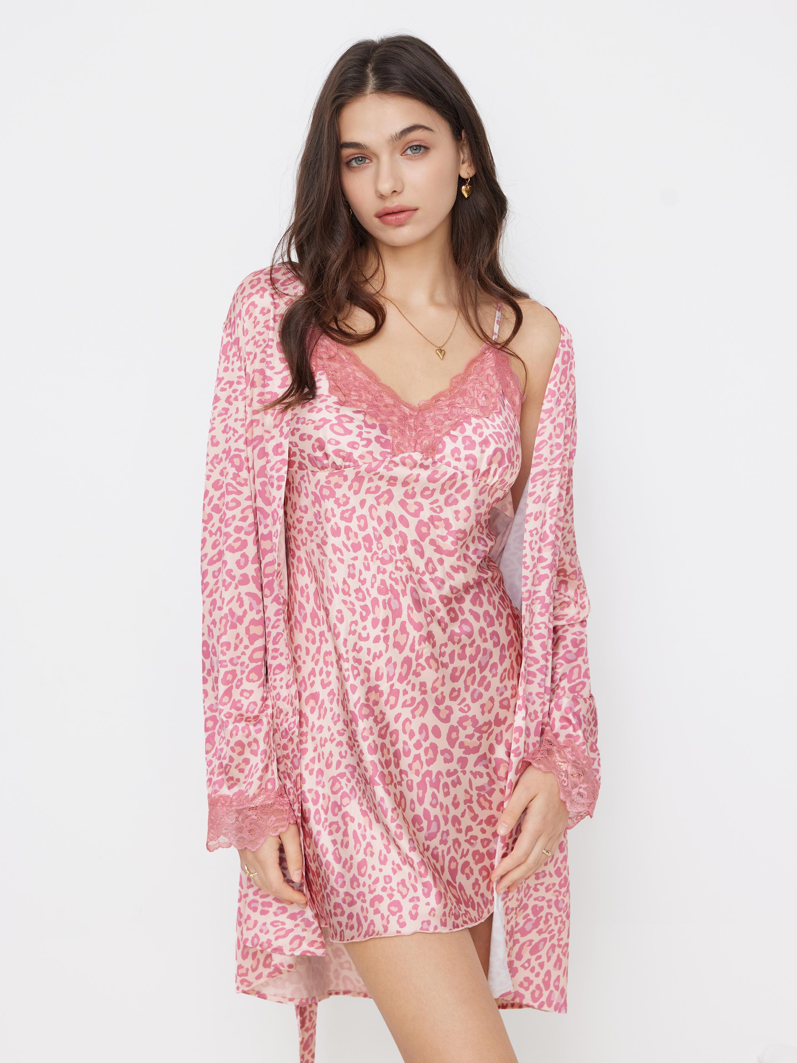 Satin V-Hals Leopardenmuster Spitze Kragen Cami Mini Nachthemd & Langärmliges Bademantel Lounge-Set by CIDER Satin V-Hals Leopardenmuster Spitze Kragen Cami Mini Nachthemd & Langärmliges Bademantel Lounge-Set by CIDER