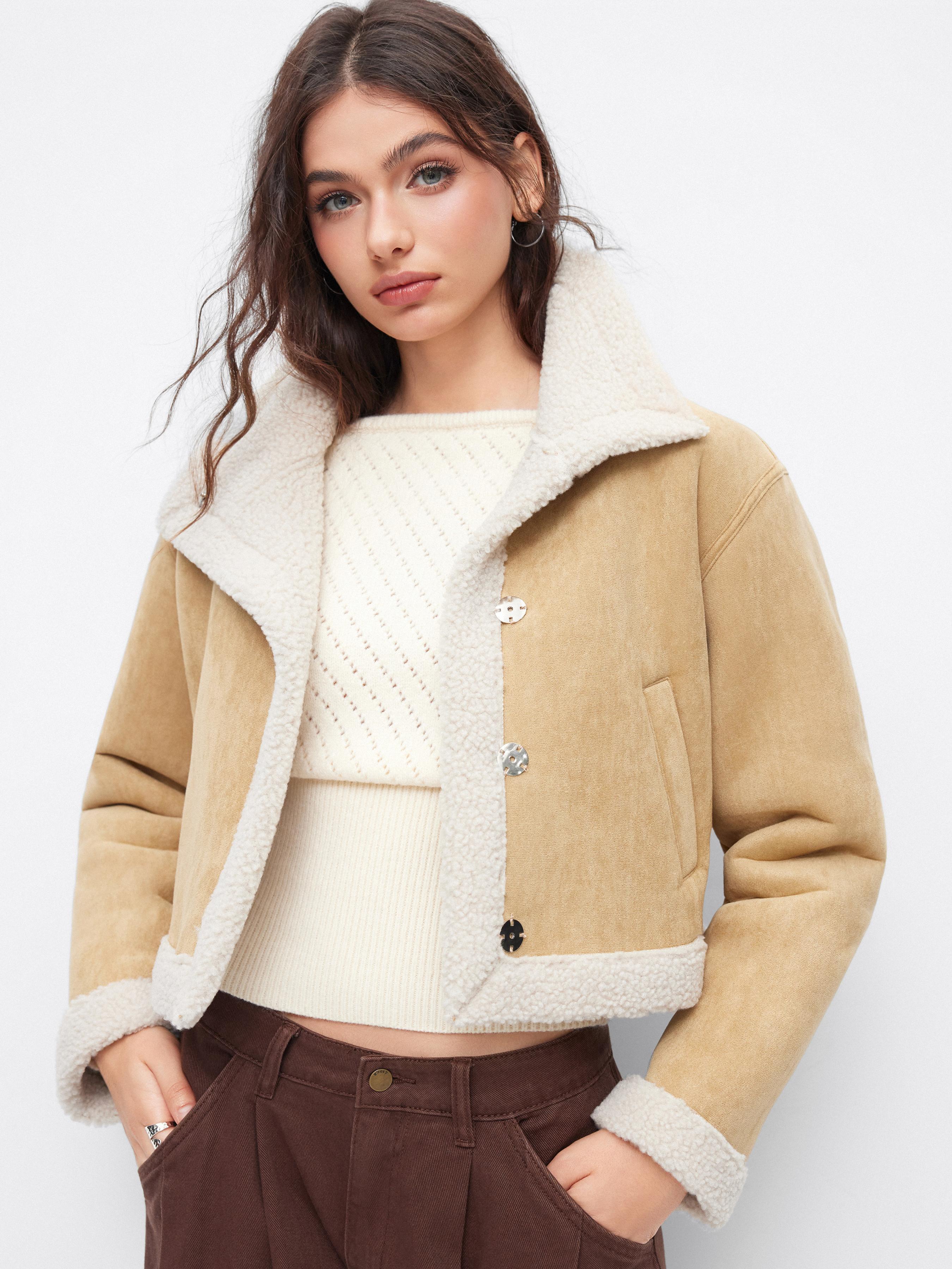 Übergrößerter Cropped-Jacket mit Faux-Shearling-Kragen und Metallknöpfen by CIDER