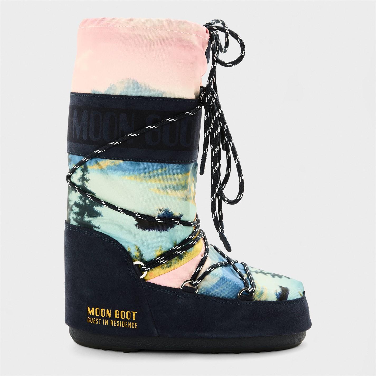 MOON BOOT MN BT X GIR Postcard Ld61 by COGGLES