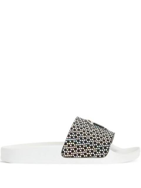 Brett slides by GIUSEPPE ZANOTTI