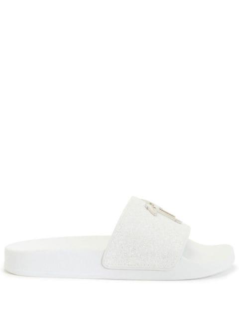 Brett slides by GIUSEPPE ZANOTTI