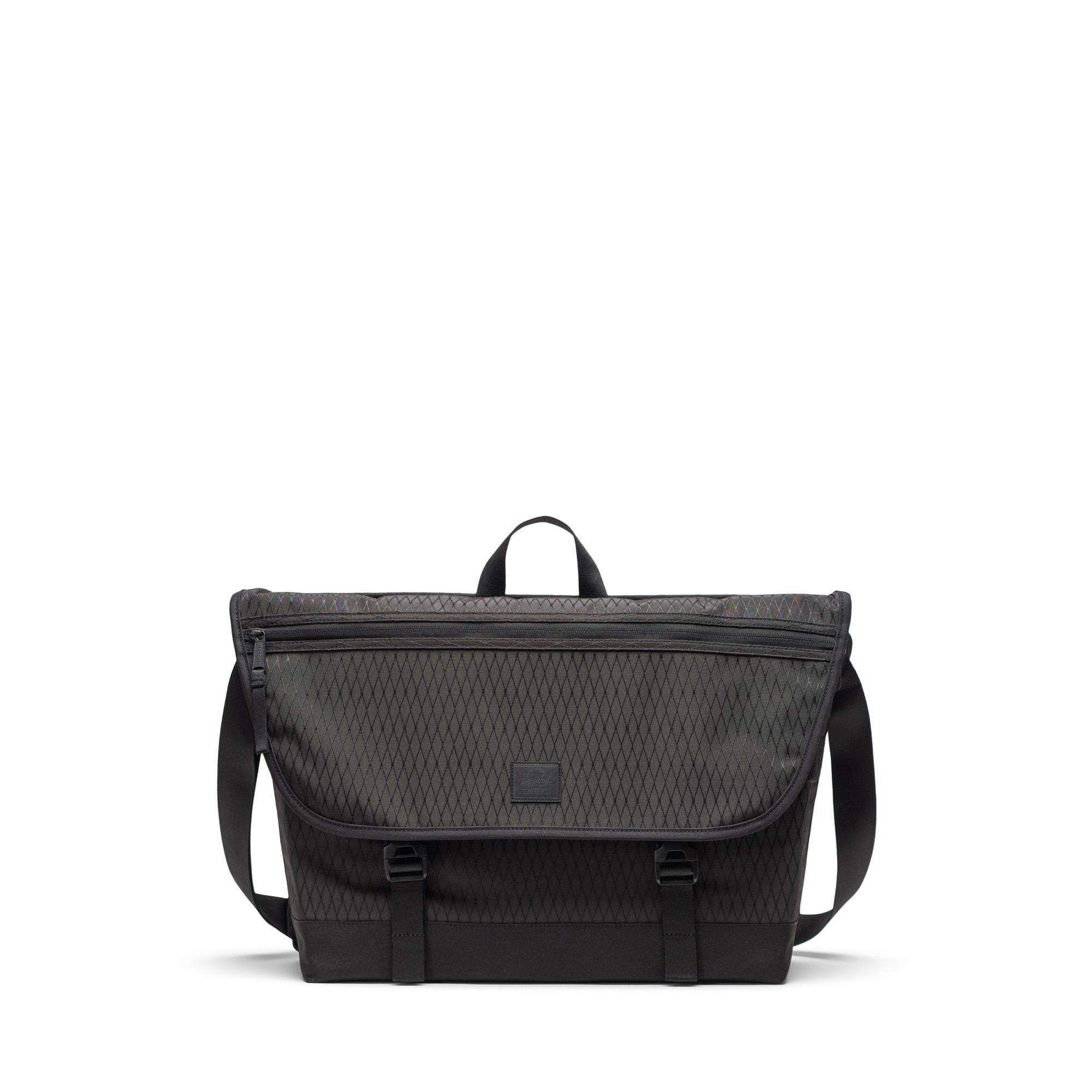 Cove Messenger - 22.5L by HERSCHEL SUPPLY CO