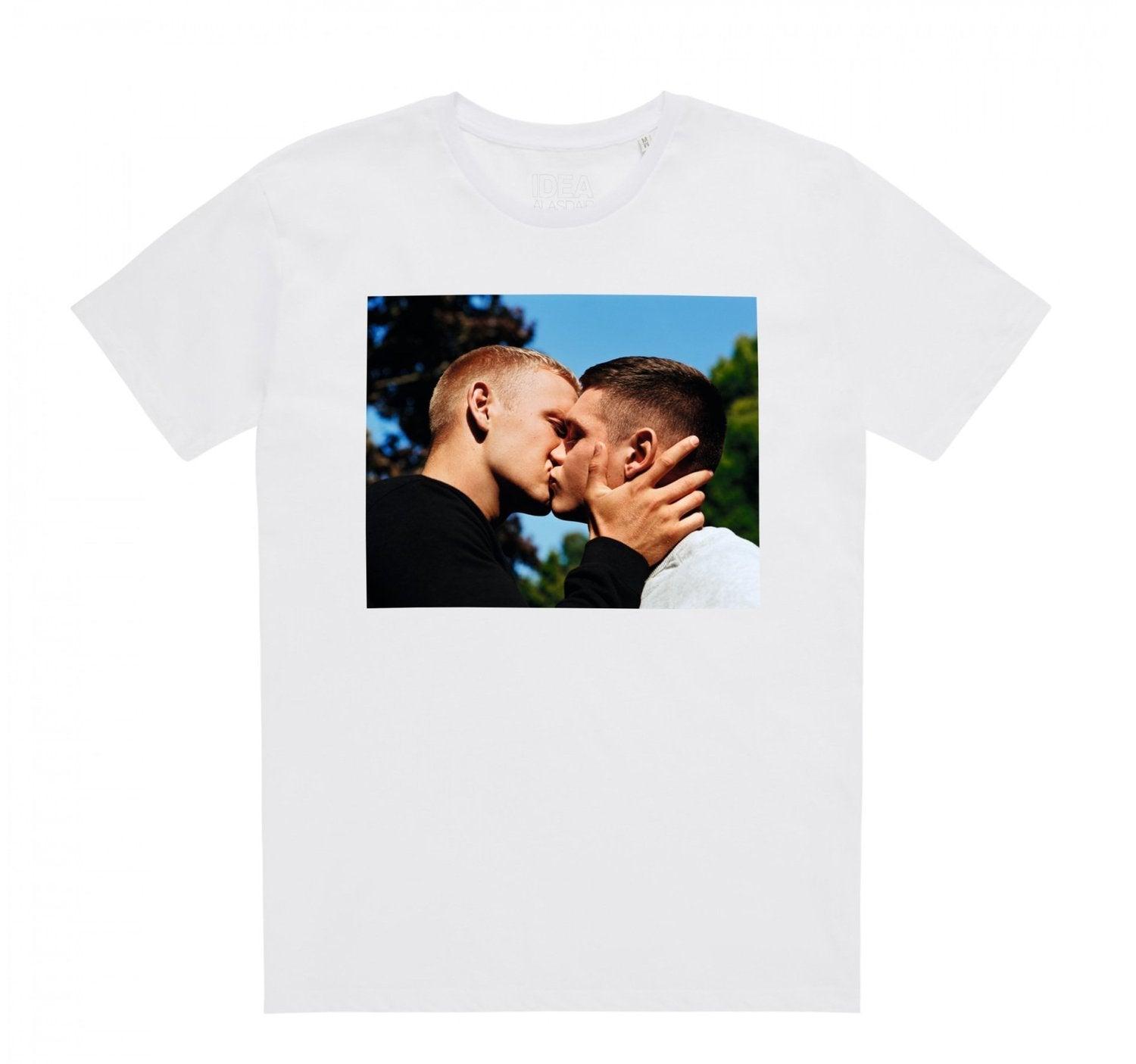 Idea - Men's Alasdair Kiss T-Shirt - (White) by IDEA BOOKS