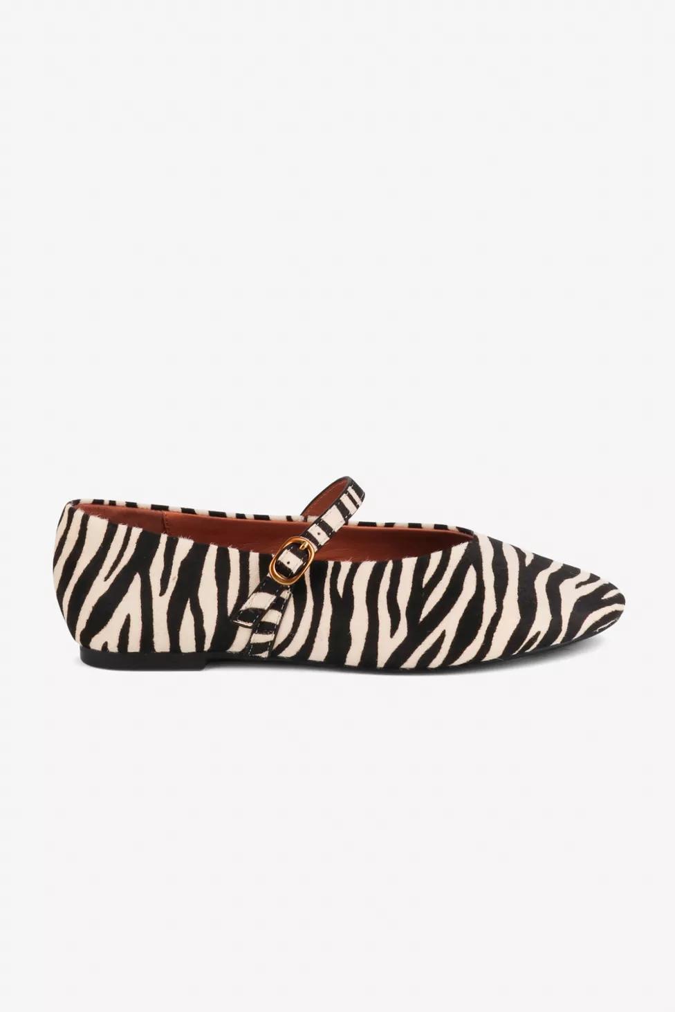 Intentionally Blank Larisa Flat by INTENTIONALLY BLANK