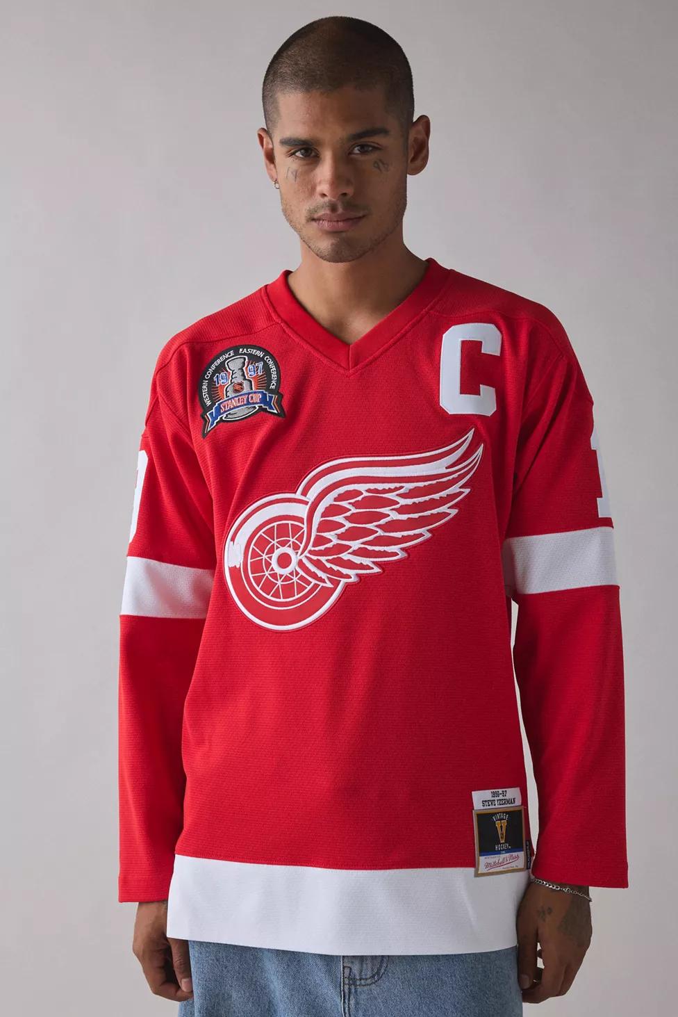 Mitchell & Ness NHL Detroit Red Wings Steve Yzerman 1996-97 Hockey Jersey by MITCHELL&NESS