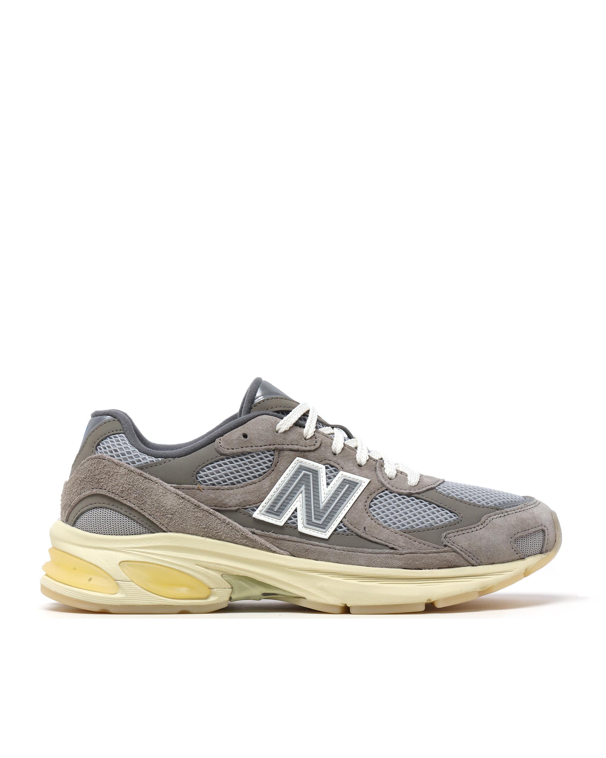 2010 sneakers by NEW BALANCE