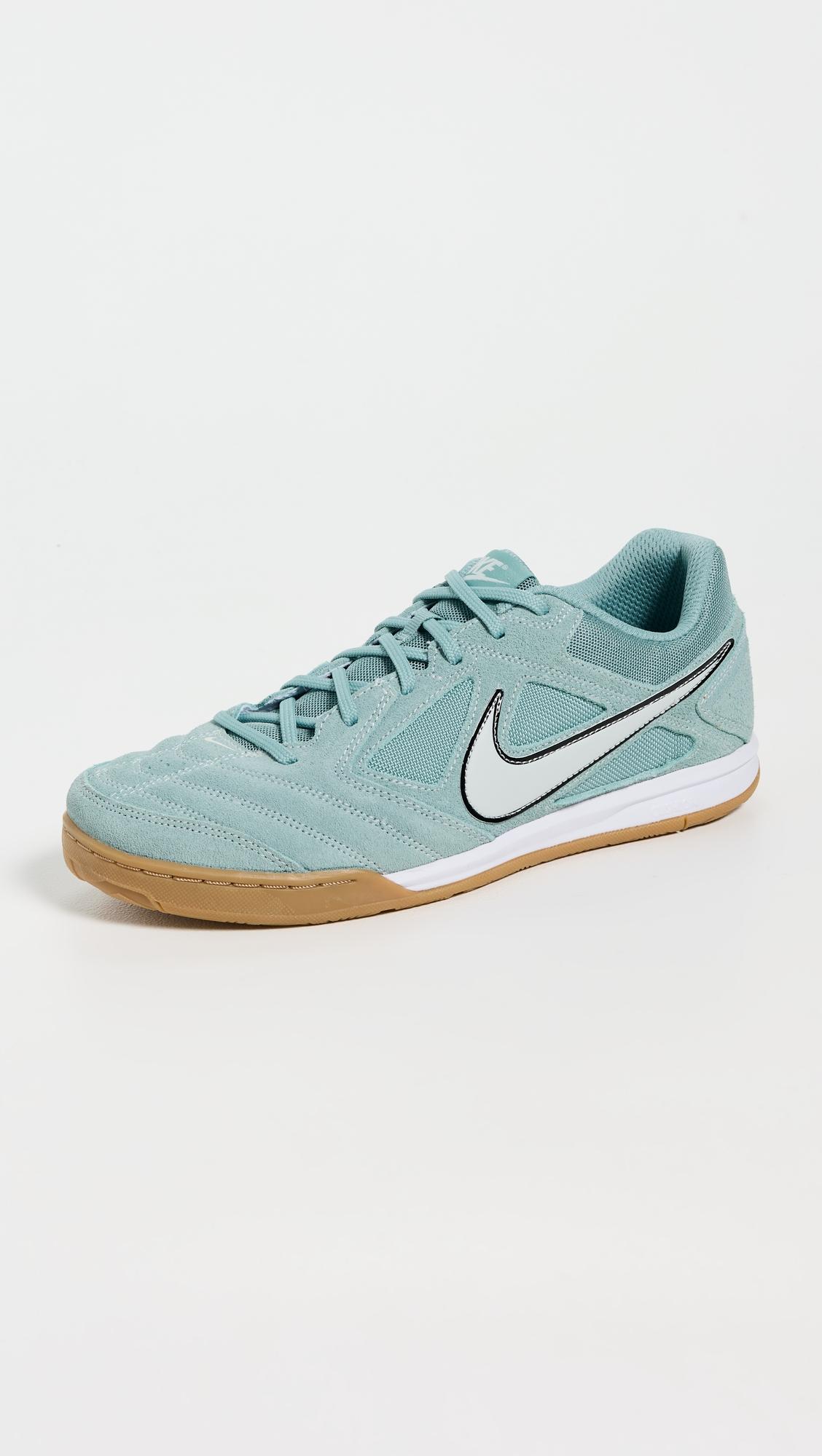 Gato Sneakers by NIKE