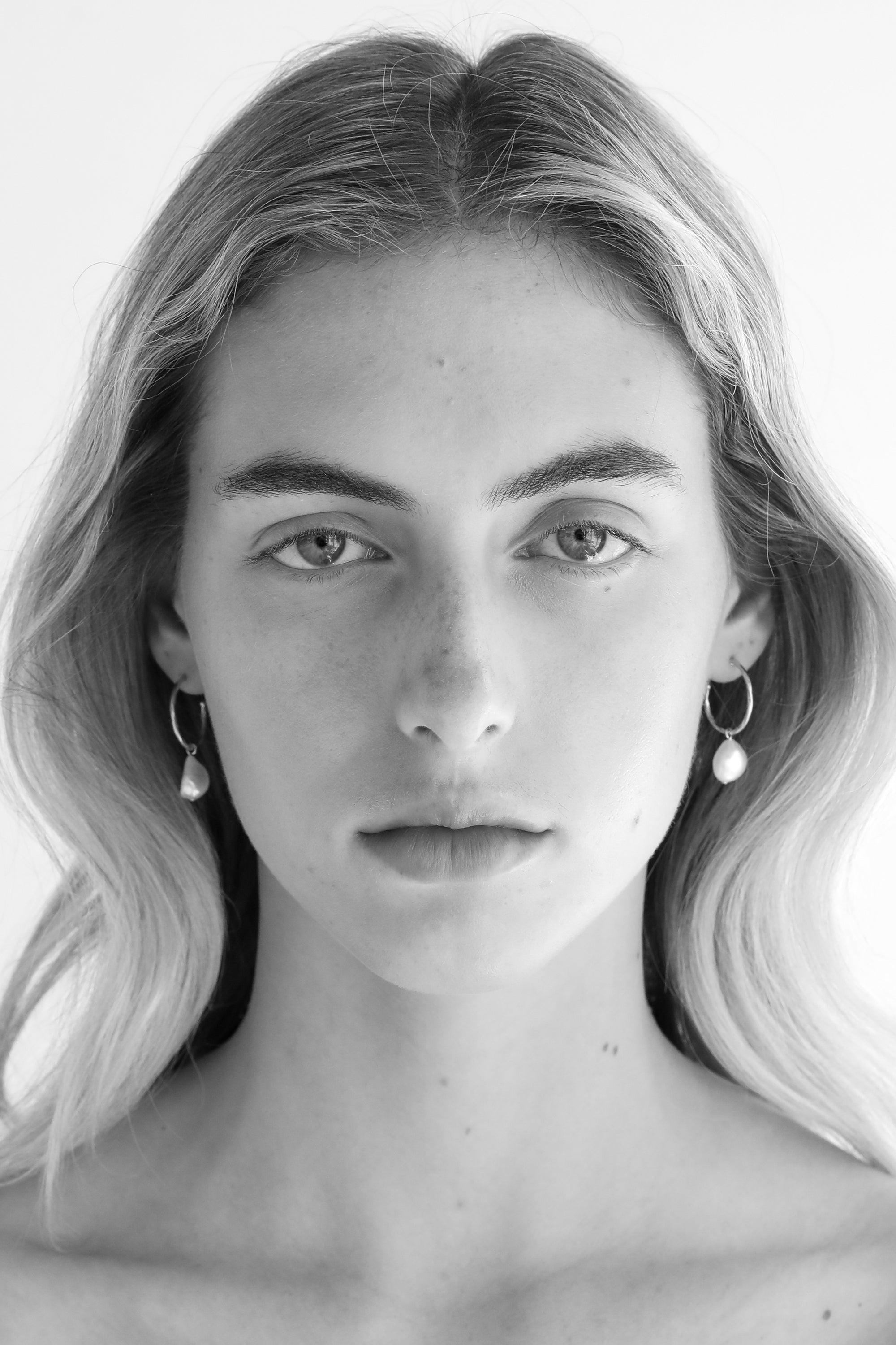HOOP EARRINGS WITH PEARL DROP by OAK + FORT