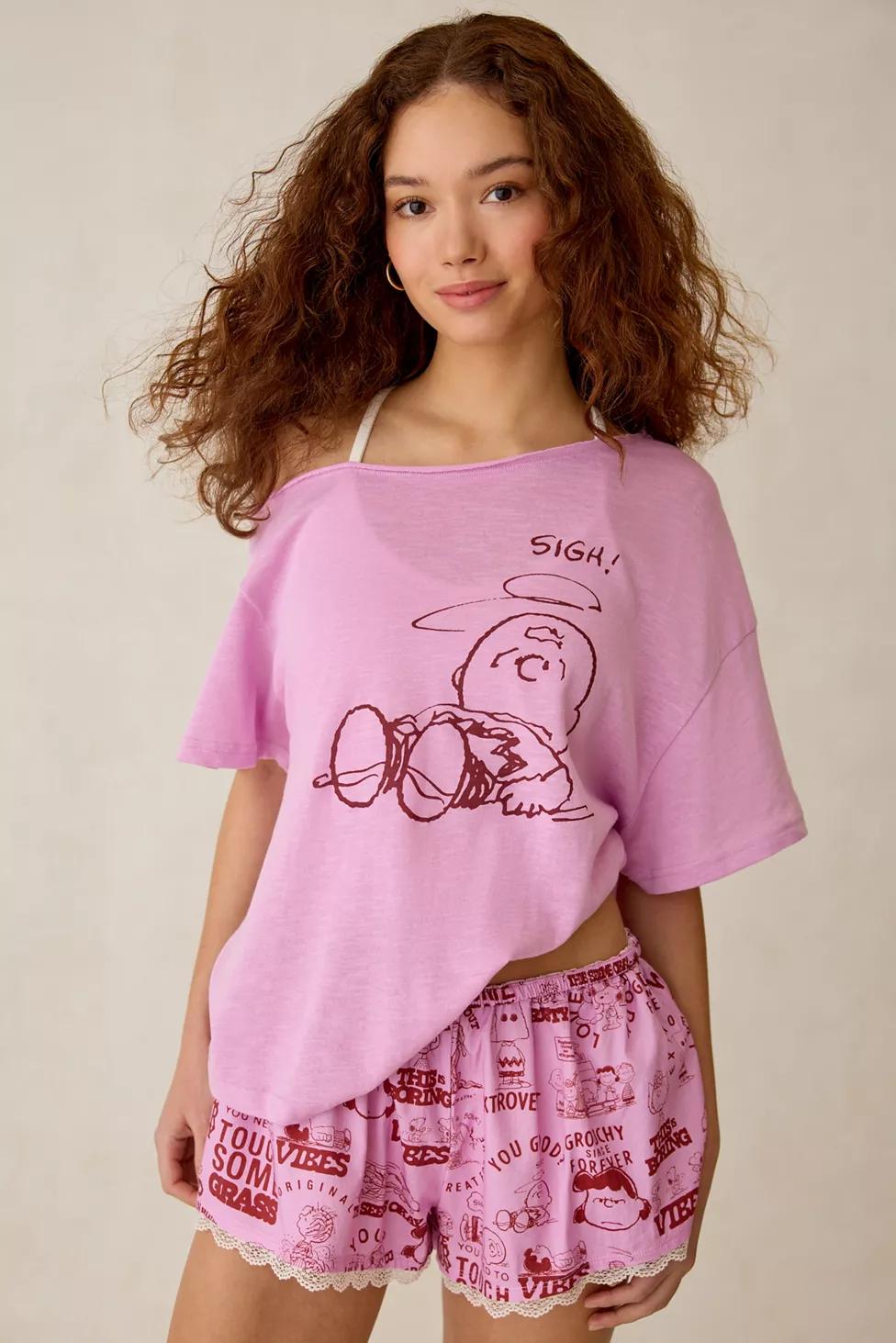 Peanuts UO Exclusive Courtney Graphic Off-The-Shoulder Oversized Tee by PEANUTS