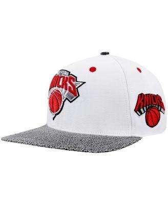Men's White New York Knicks Hook Elephant Snapback Hat by PRO STANDARD