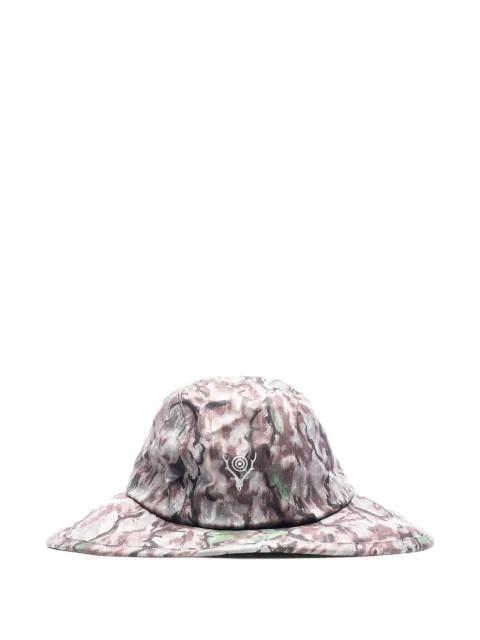 camouflage-pattern bucket hat by SOUTH2 WEST8
