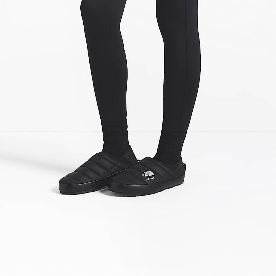 X Skims Thermoball™ Traction V Mules Sk Onyx by THE NORTH FACE