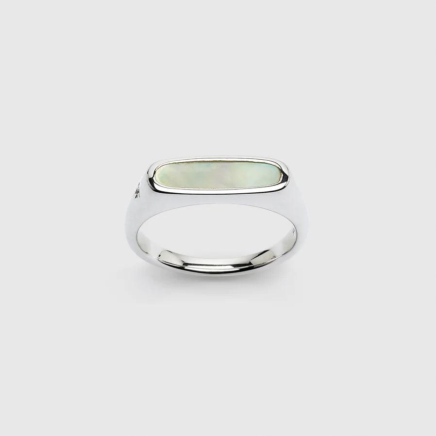TOM WOOD - Mario Ring White Mother of Pearl by TOM WOOD