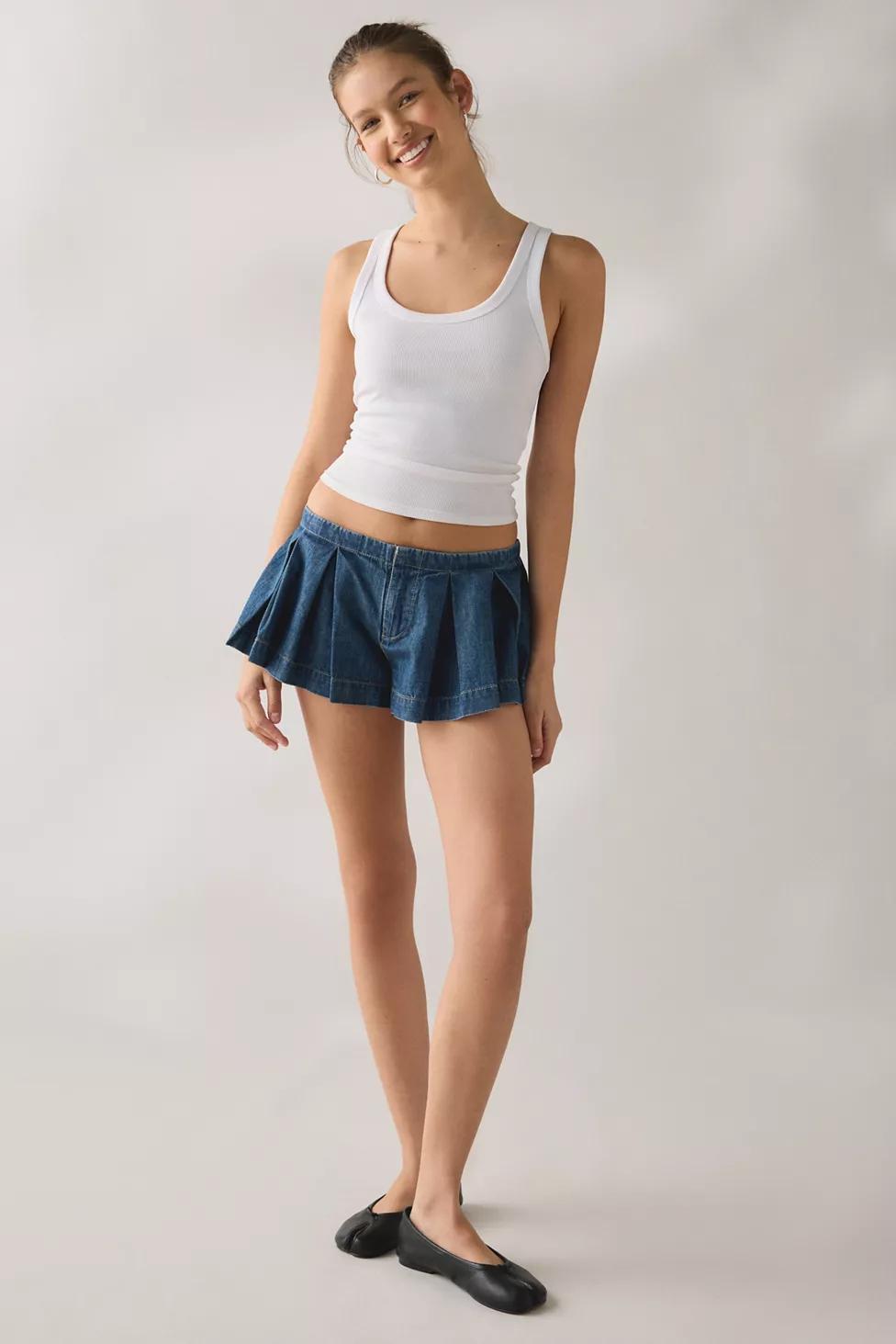 Kimchi Blue Talia Trapeze Pleated Shorts by URBAN OUTFITTERS